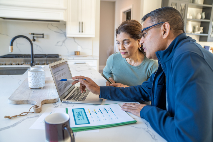 A husband and wife setting up a plan for retirement. 