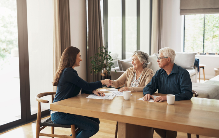 A couple meeting with their advisor to determine the best age to retire from federal government. 